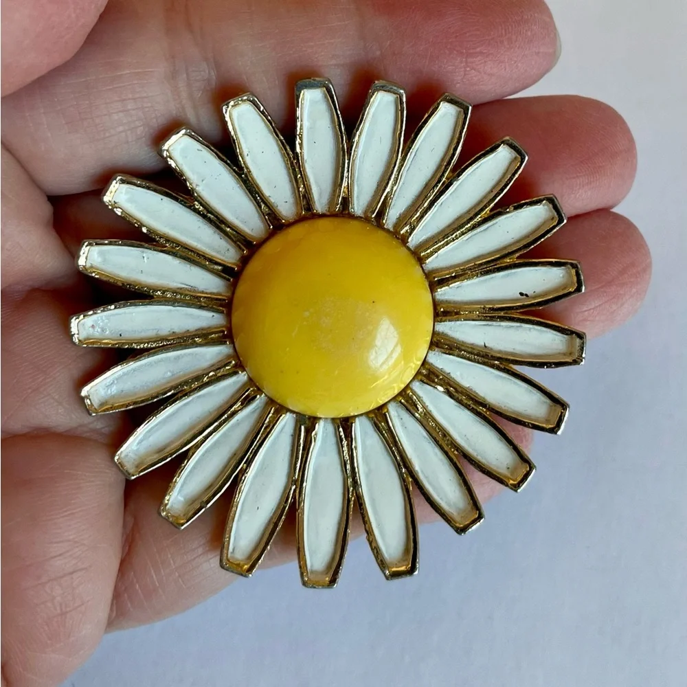 Vintage Signed Weiss Daisy Flower Brooch Enamel And Goldtone Metal - Picture 6 of 6